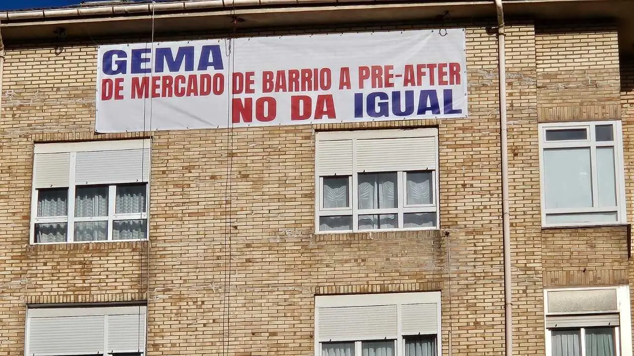 Pancarta contra el McDonald's de Puertochico. /  Adri&agrave; Riudavets