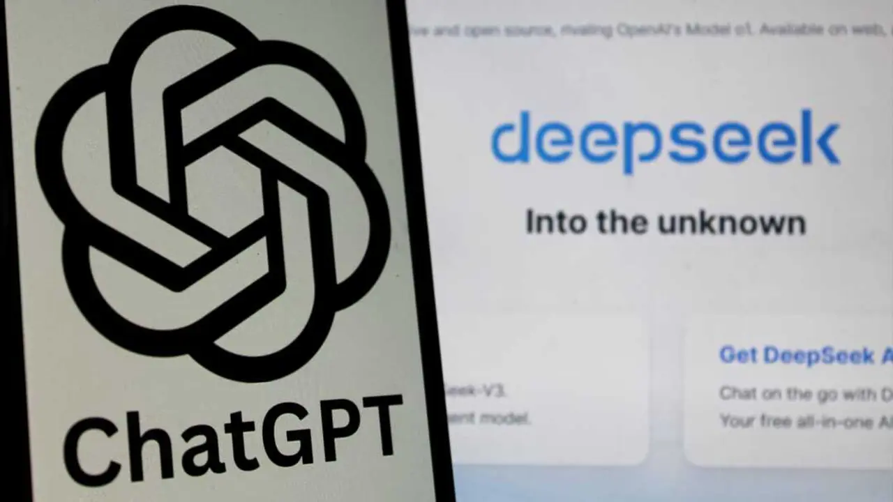 En esta ilustraci&oacute;n fotogr&aacute;fica, el logotipo de Chat GPT AI aparece en un smartphone con el sitio web Deepseek de fondo. / Algi Febri Sugita