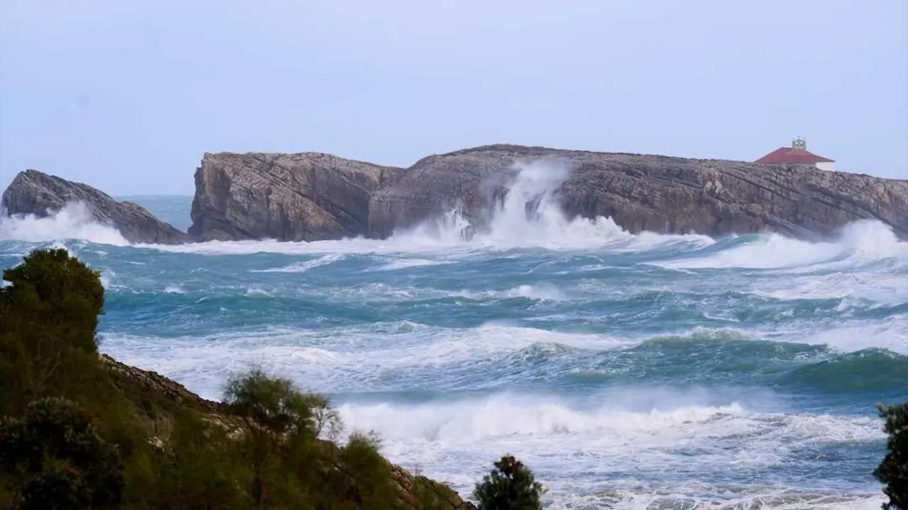 Olas rompiendo en Santander. / Juanma Serrano