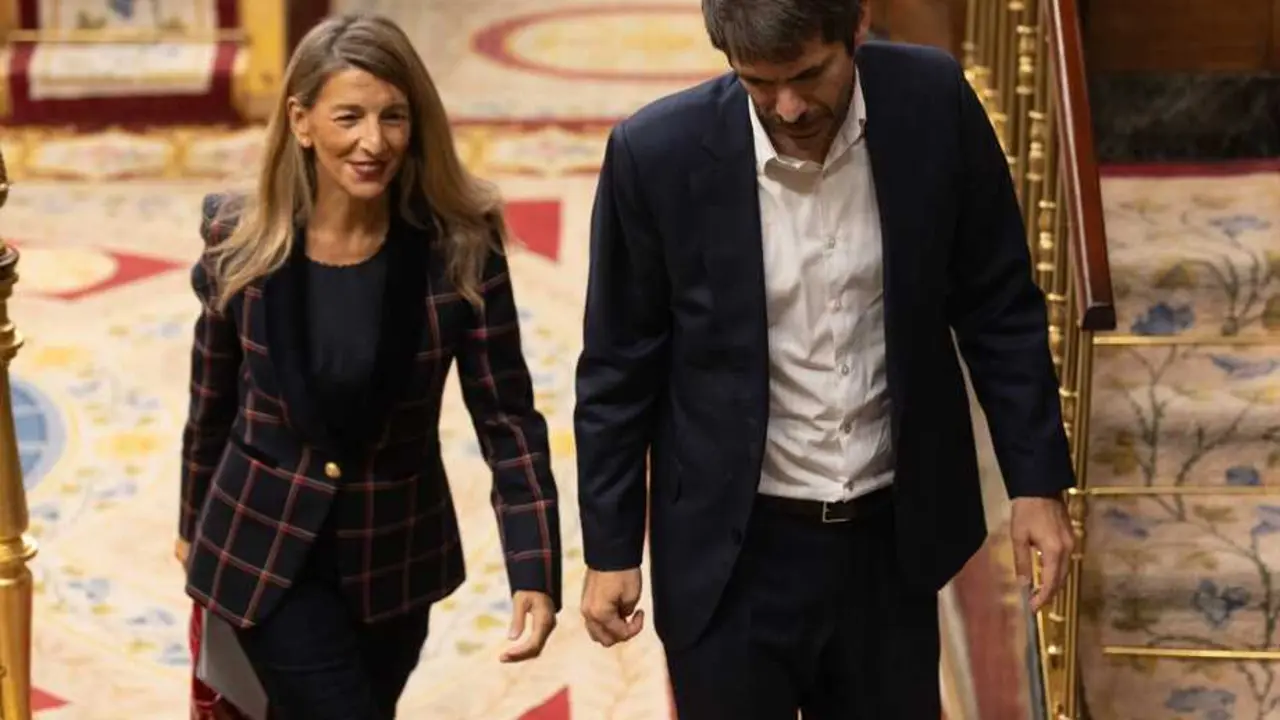 La vicepresidenta segunda y ministra de Trabajo y Econom&iacute;a Social, Yolanda D&iacute;az, y el ministro de Cultura, Ernest Urtasun, durante una sesi&oacute;n de control al Gobierno. / Eduardo Parra