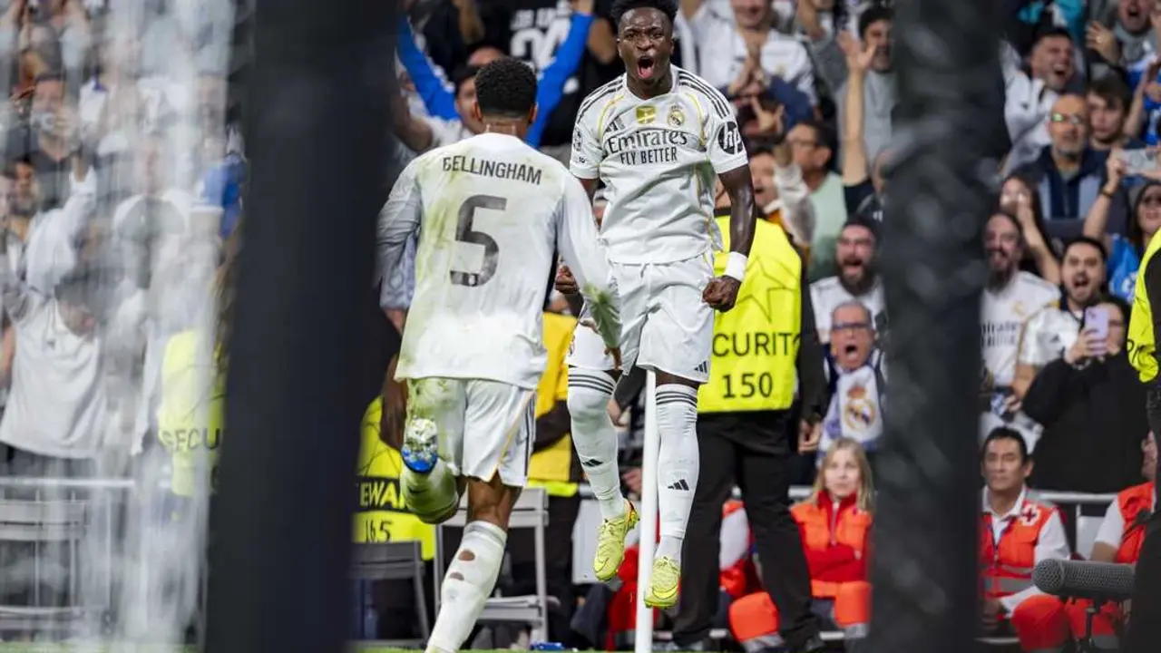 Vinicius celebra con Bellingham el gol de ayer. / Alberto Gardin