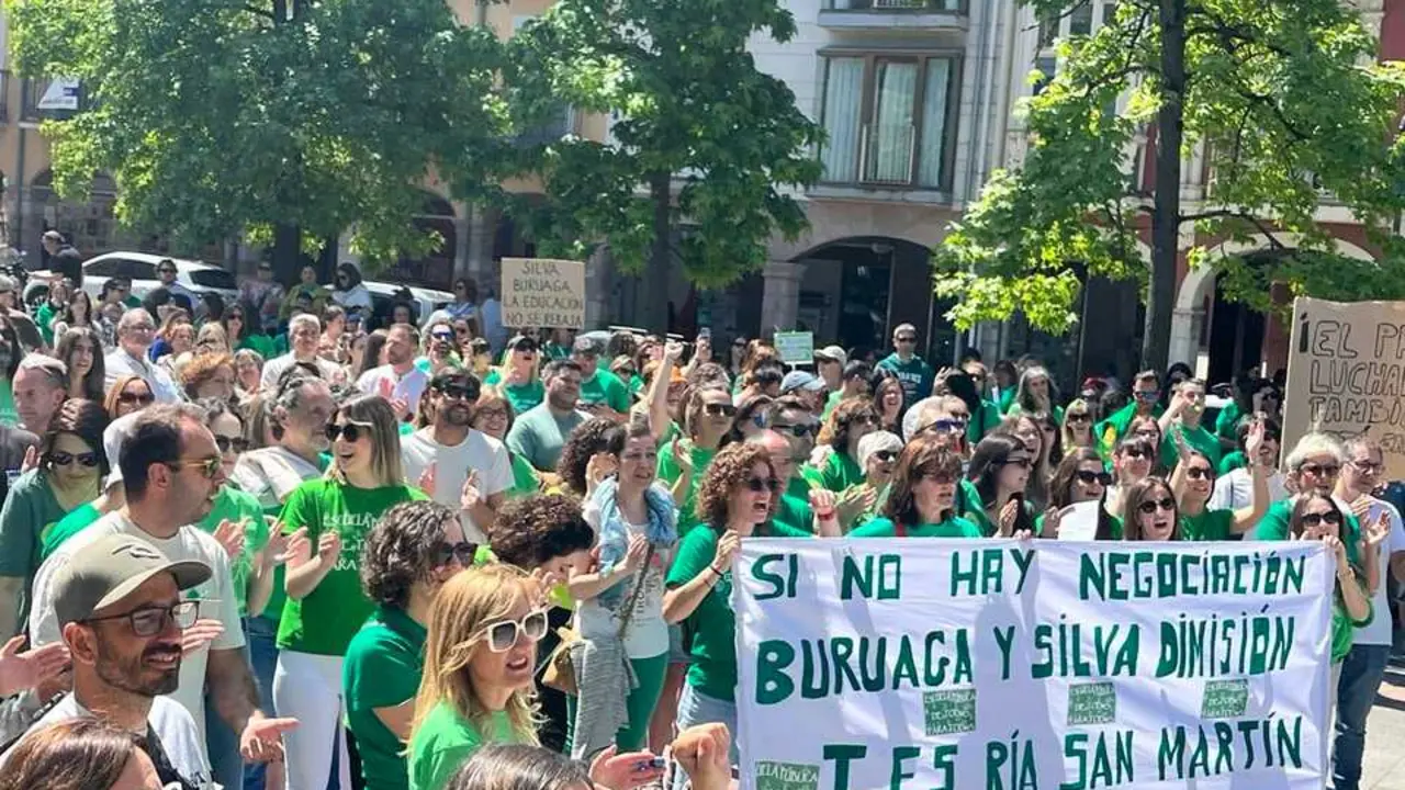 Huelga de docentes en la plaza Mayor de Torrelavega. / STEC