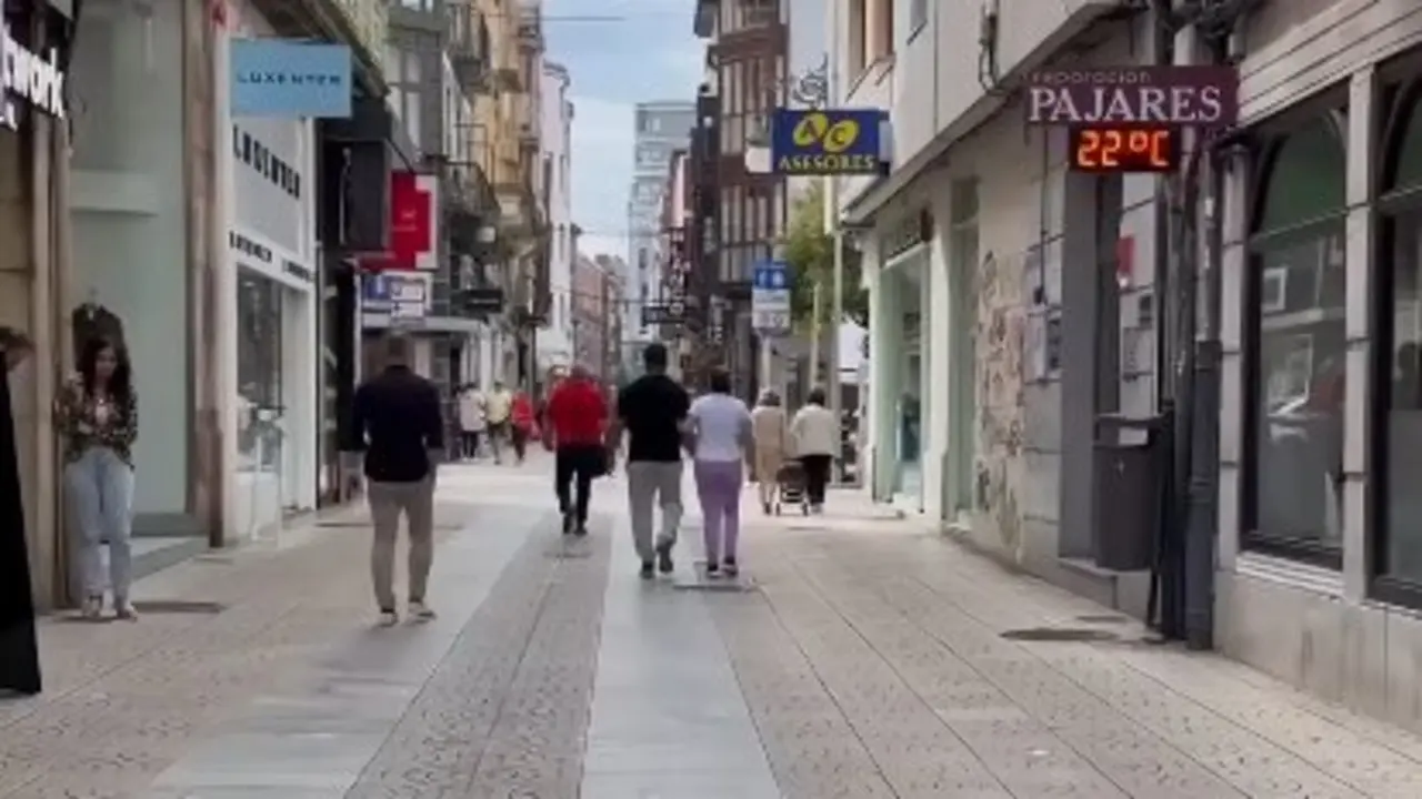 Varias personas pasean por una de las calles de la ciudad. / RRSS