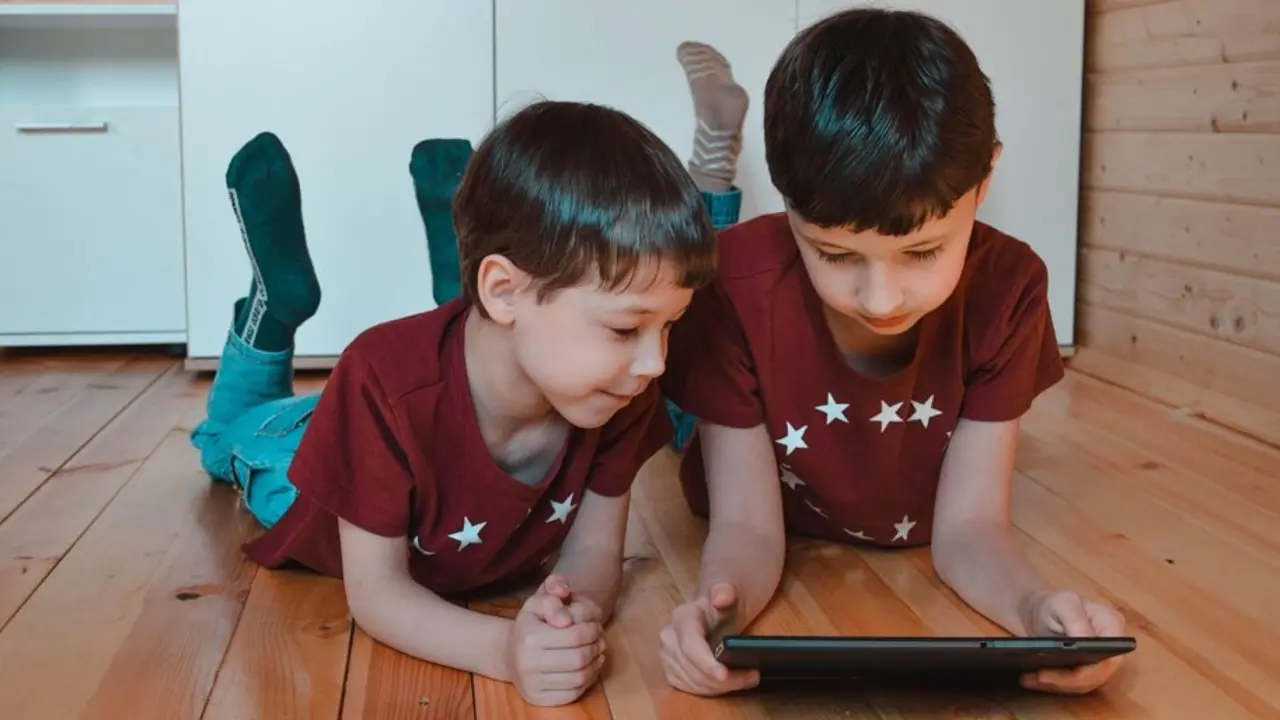 ni&ntilde;os con una tablet, internet