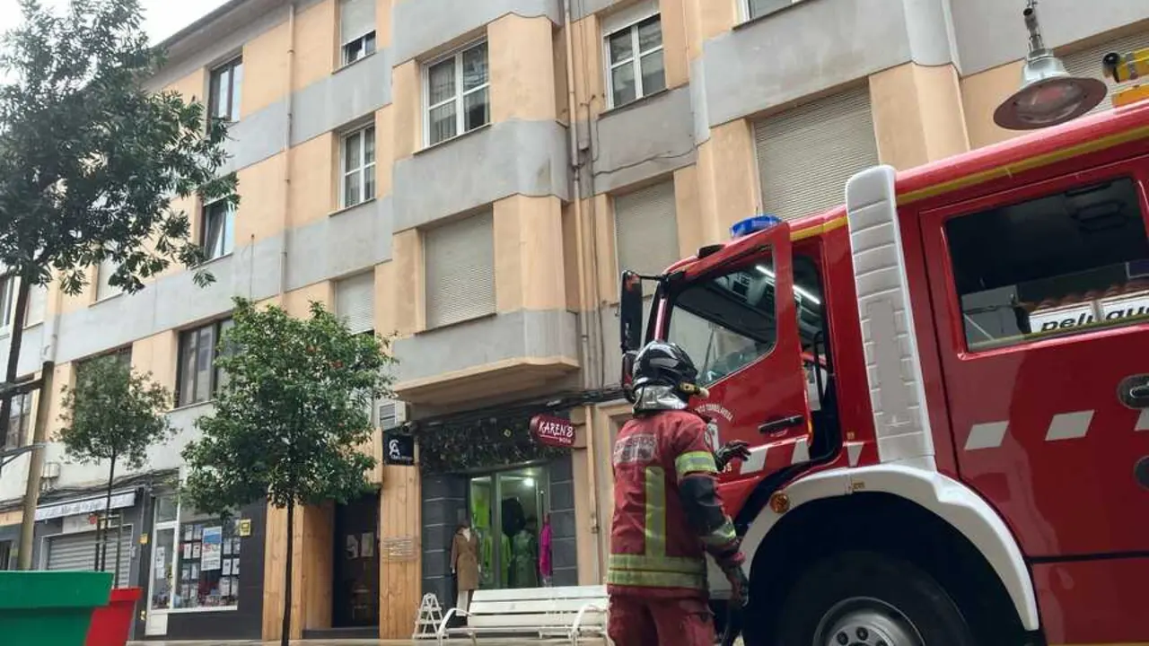 Un bombero durante un servicio en una calle de Torrelavega. / S.D.