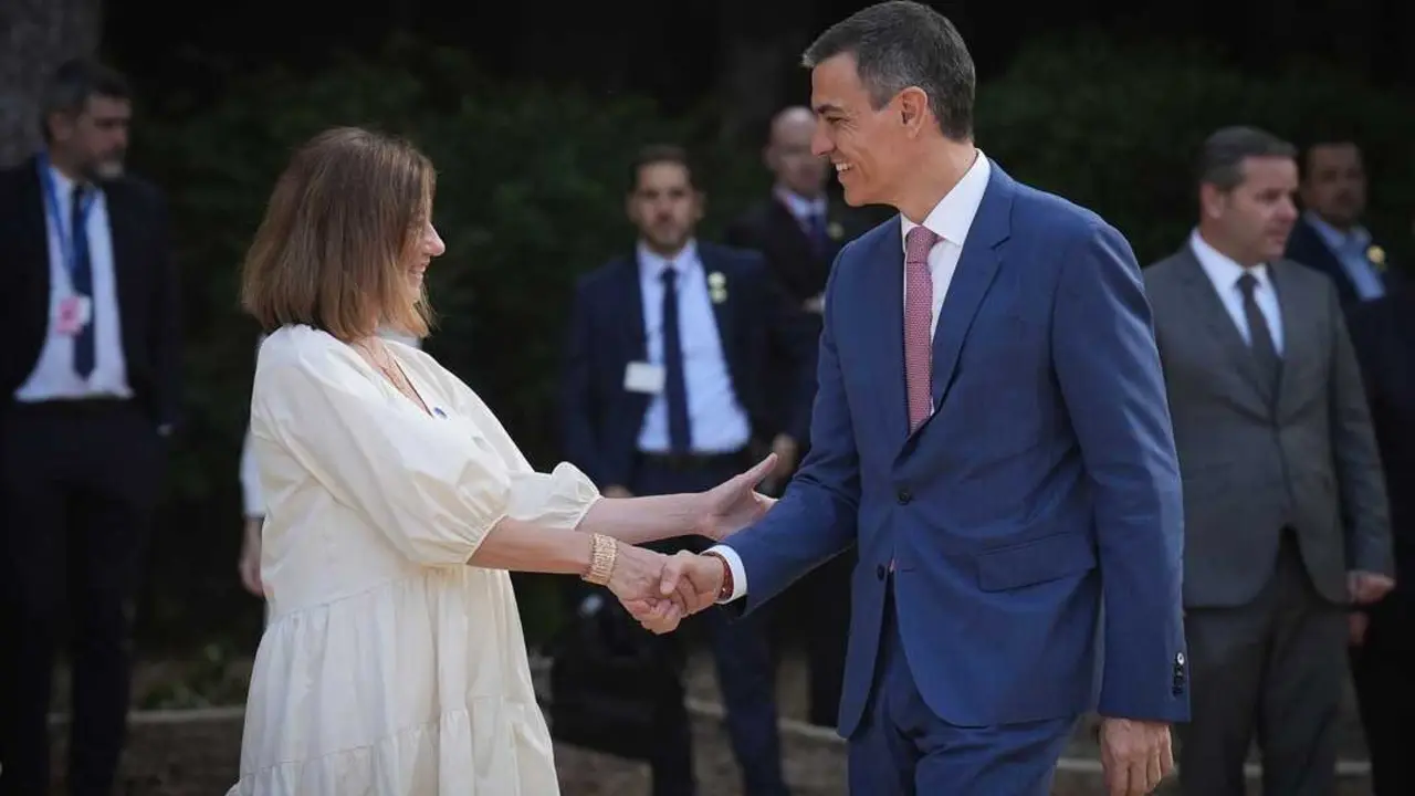La presidenta del Congreso de los Diputados, Francina Armengol, saluda al presidente del Gobierno, Pedro S&aacute;nchez. / David Zorrakino