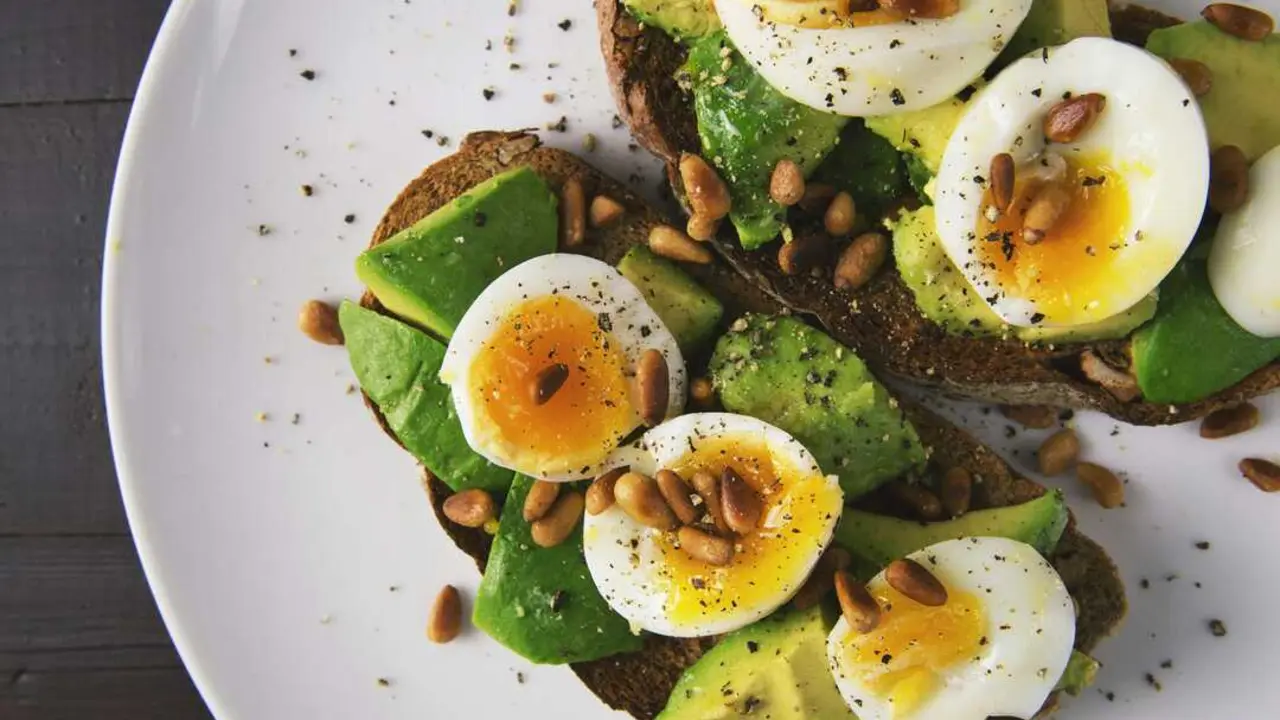 Del desayuno a la cena, el aguacate se adapta a cualquier plato y aporta una dosis extra de energ&iacute;a y salud. / A.E
