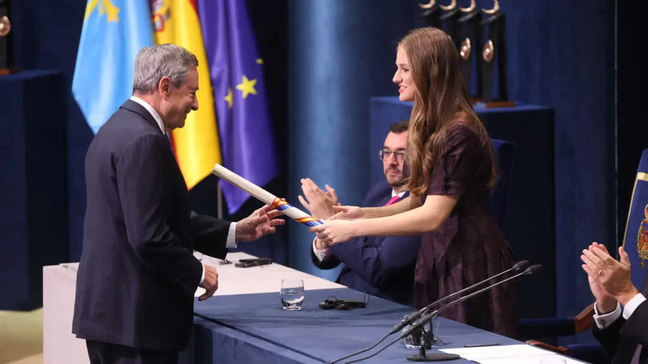 Mario Draghi, Premio Princesa de Asturias de Cooperaci&oacute;n Internacional 2025 y la princesa Leonor durante la ceremonia de los Premios Princesa de Asturias 2025. / EP