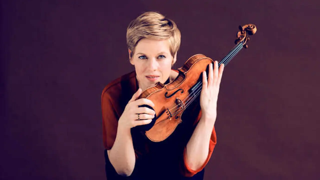 La violinista Isabelle Faust cautiva al p&uacute;blico con sus poderosas interpretaciones. / x