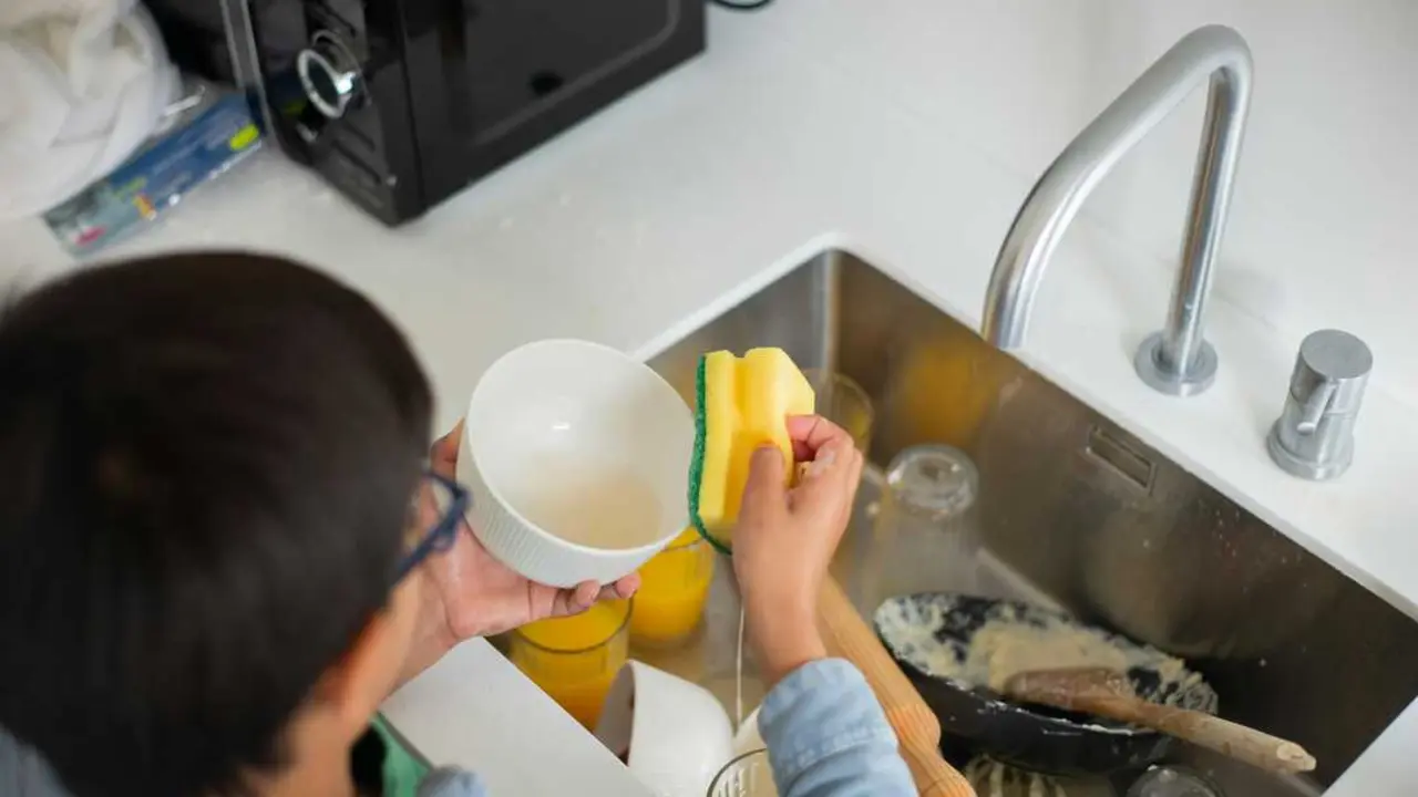 Una rotura en la conducci&oacute;n principal de agua ha dejado sin suministro a varios bloques en Santander. / A.E