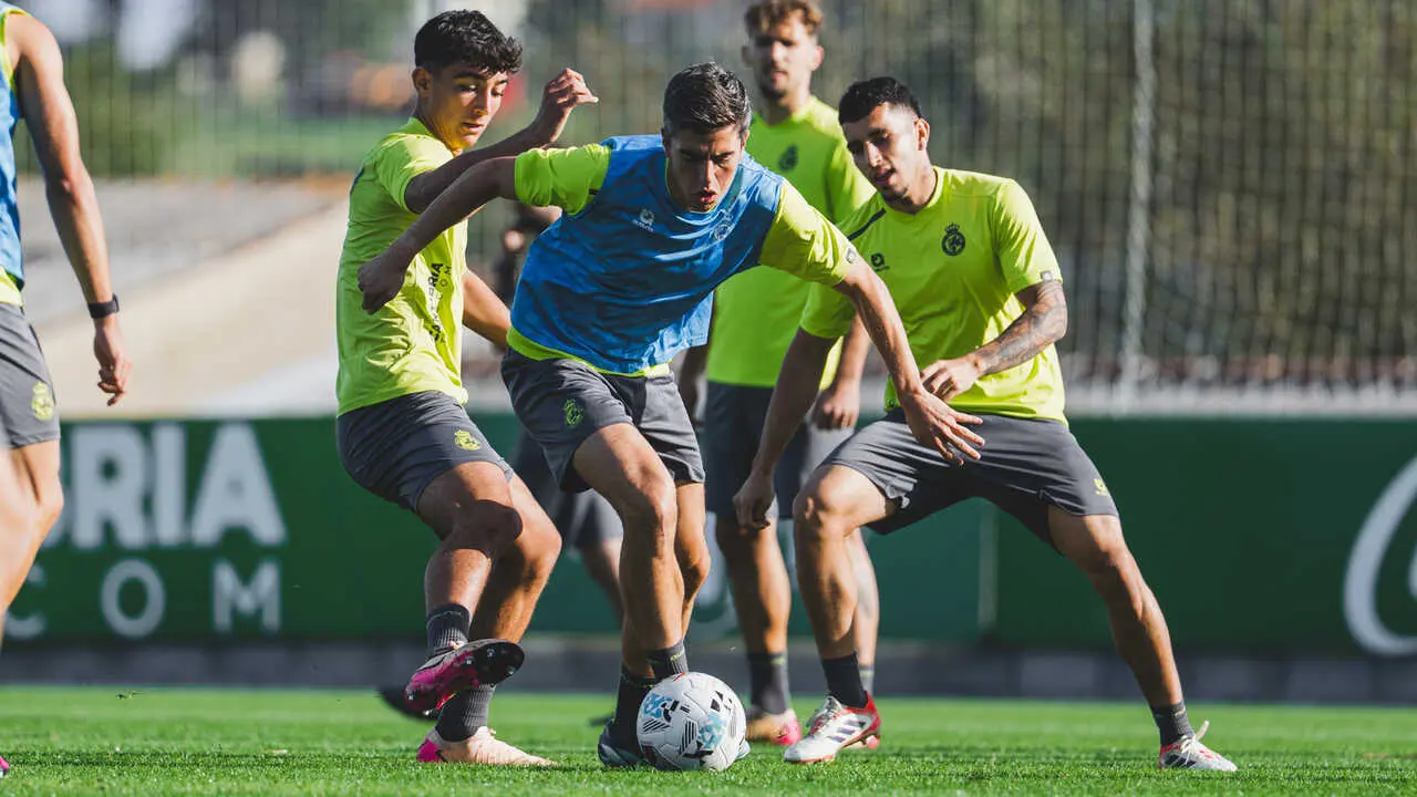 Los jugadores del Racing durante una sesi&oacute;n de entrenamiento. / RRC