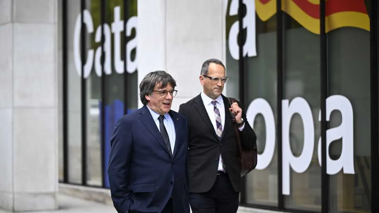 El presidente de Junts per Catalunya, Carles Puigdemont (i), a su llegada a una reuni&oacute;n con el presidente de la Generalitat. / Jasper Jacobs