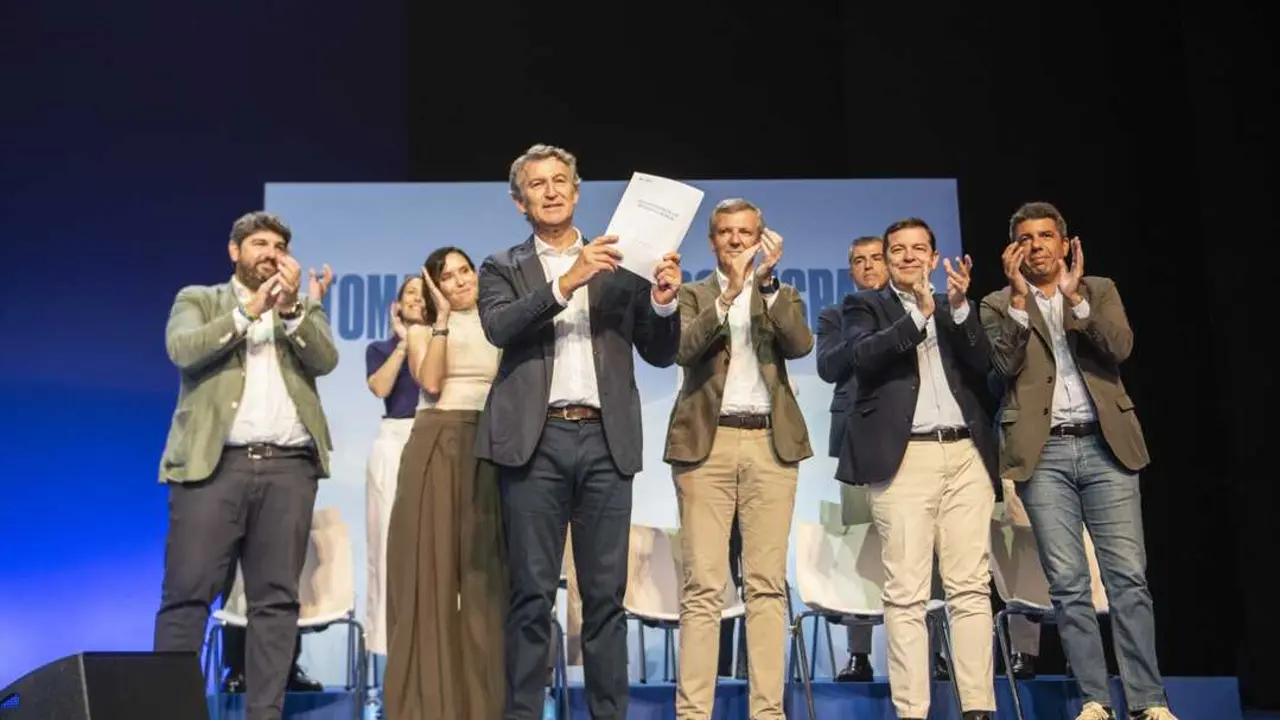 El presidente del Partido Popular, Alberto N&uacute;&ntilde;ez Feij&oacute;o (c), durante la clausura del acto de presentaci&oacute;n de la &lsquo;Declaraci&oacute;n de la Regi&oacute;n de Murcia&rsquo;. / Victor Fern&aacute;ndez