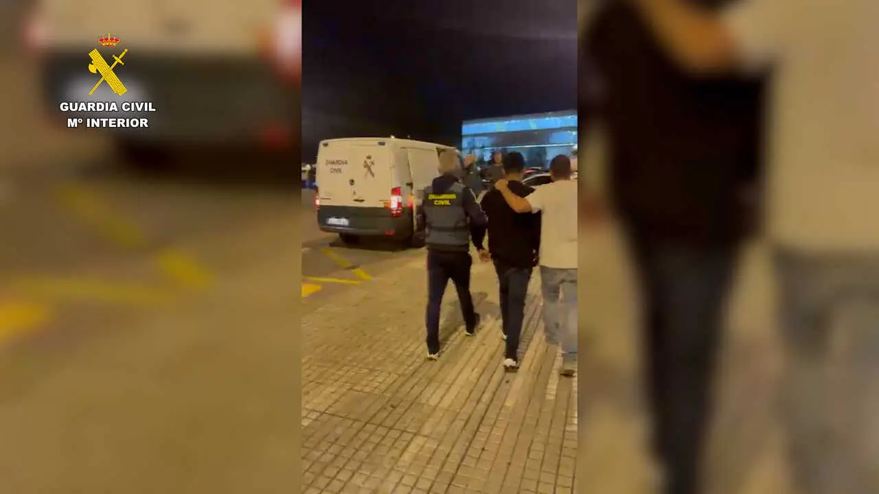 La Guardia Civil detiene a uno de los responsables. / G.C.