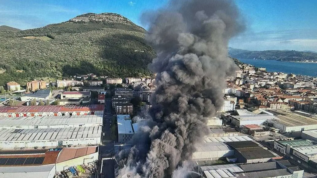 Extinguido el incendio que calcin&oacute; Conservas Crespo en Santo&ntilde;a. / Polic&iacute;a Local de Santo&ntilde;a