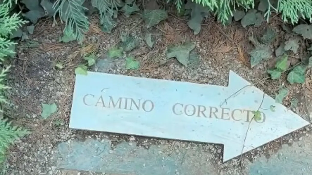 Una de las se&ntilde;ales que hay dentro del laberinto. / RRSS