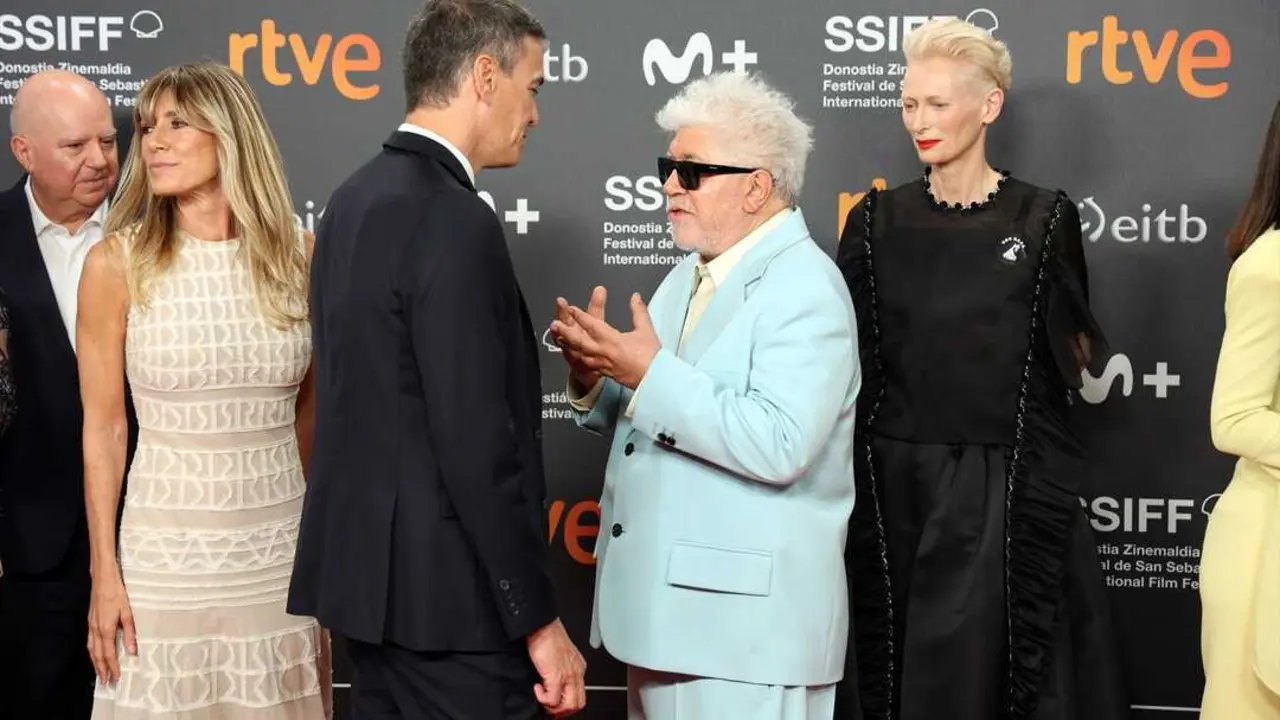 Pedro Almodovar saluda a Pedro S&aacute;nchez en el photocall de la entrega del Premio Donostia. / Ra&uacute;l Mart&iacute;nez