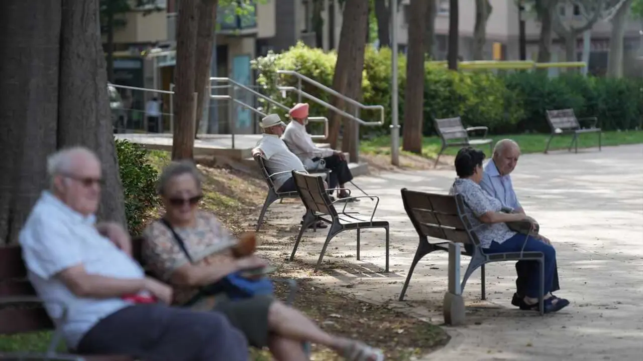 Varias personas jubiladas en un parque. / David Zorrakino