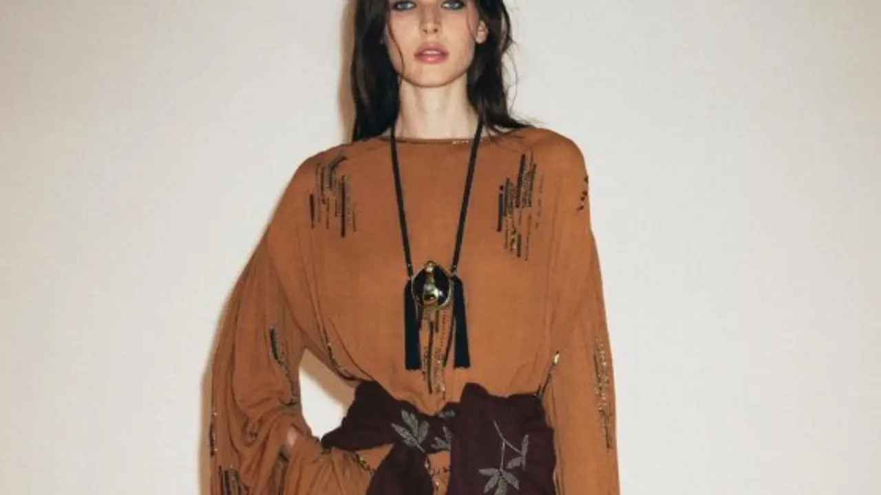 El boho chic vuelve a ser tendencia y Zara lo reinventa con dise&ntilde;os perfectos para las cenas de entretiempo. / ZARA