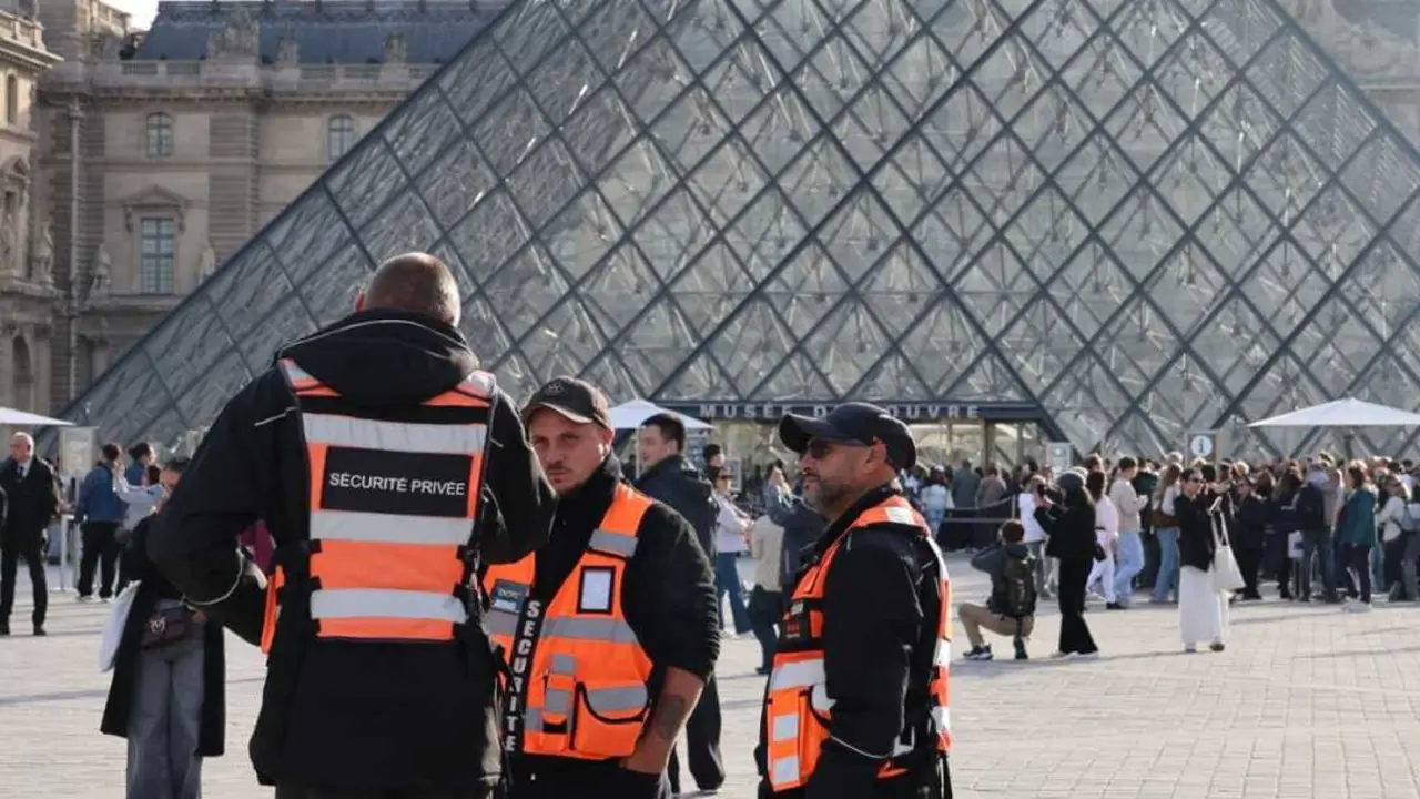 Personal de seguridad patrulla afuera del Museo del Louvre en Par&iacute;s, Francia. / EP