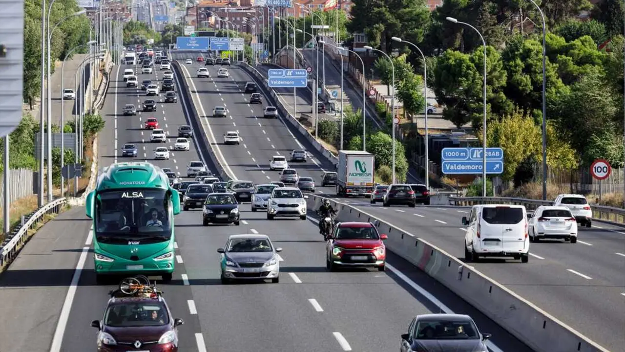Veh&iacute;culos en la carretera A-4 durante la operaci&oacute;n retorno del verano. / Carlos Luj&aacute;n