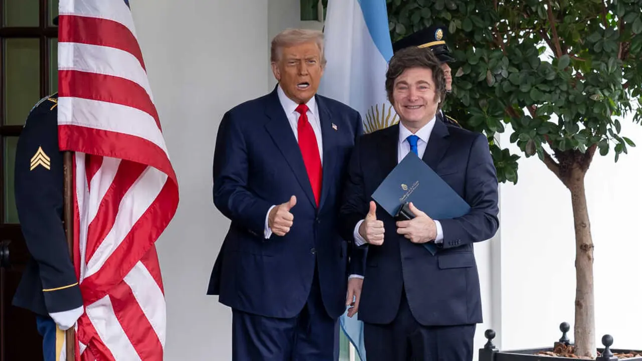 El presidente estadounidense Donald Trump (izq.) saluda al presidente argentino Javier Milei a su llegada al Ala Oeste de la Casa Blanca para un almuerzo de trabajo. / Mehmet Eser