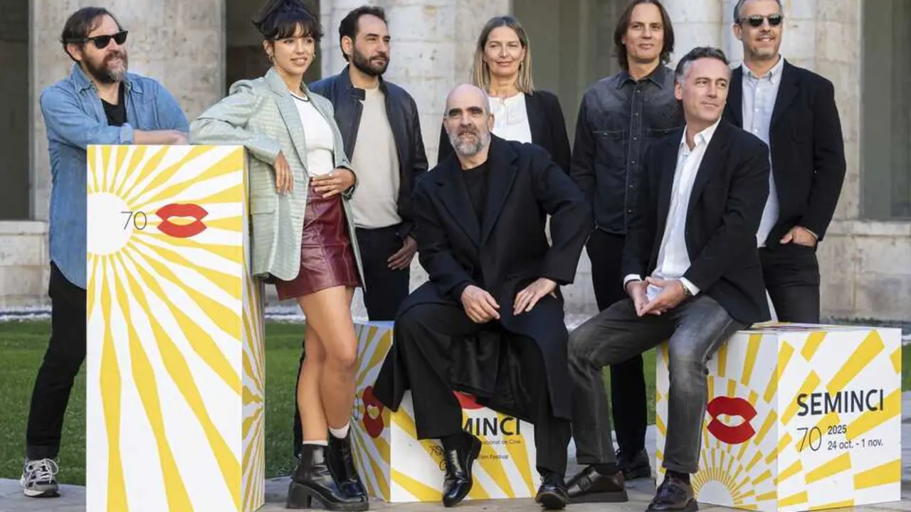 El director Rafael Cobos (3d), los actores Luis Tosar (c), Jes&uacute;s Carroza (3i) y Teresa Garz&oacute;n (2i), el guionista Fernando Navarro (1i) y los productores Emma Lustres (5i), Borja Pena (2d), Daniel P&eacute;rez Asti&aacute;rraga (d) de la pel&iacute;cula 'Golpes'. / Claudia Alba