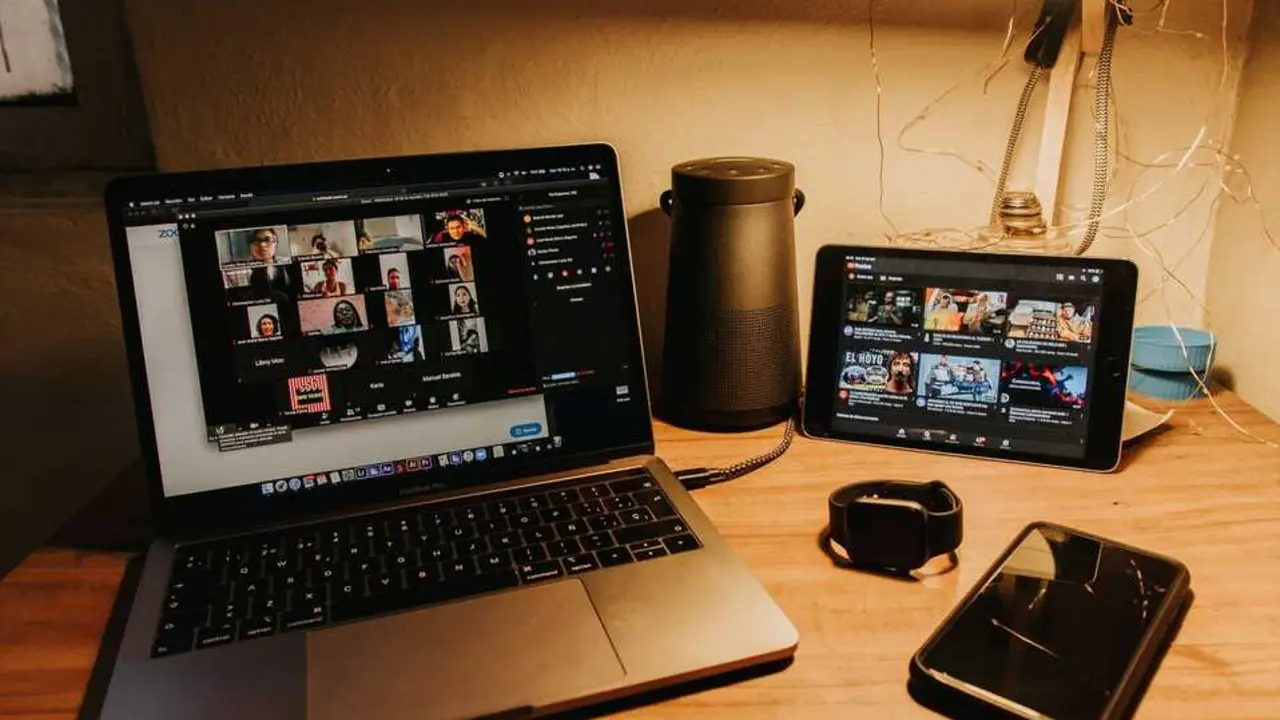 Un ordenador port&aacute;til, una tableta, un reloj inteligente y un smartphone en un escritorio. EP