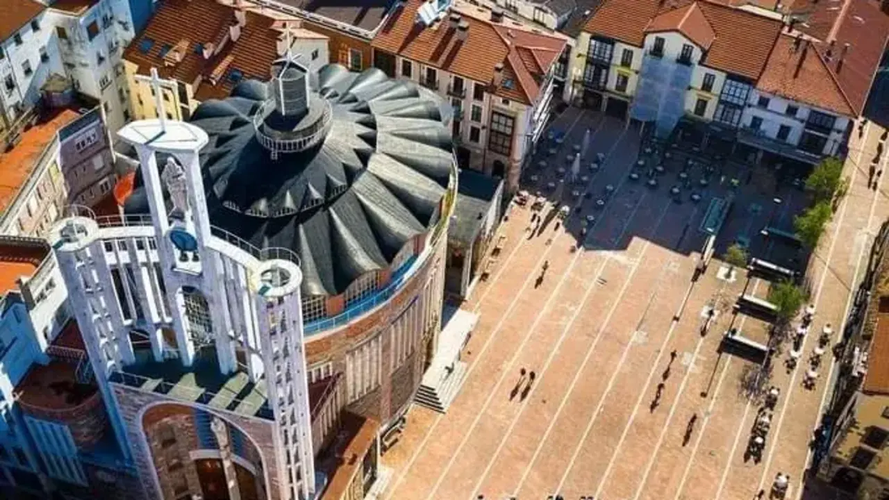 La famosa Plaza Roja de Torrelavega desde arriba. / A.E