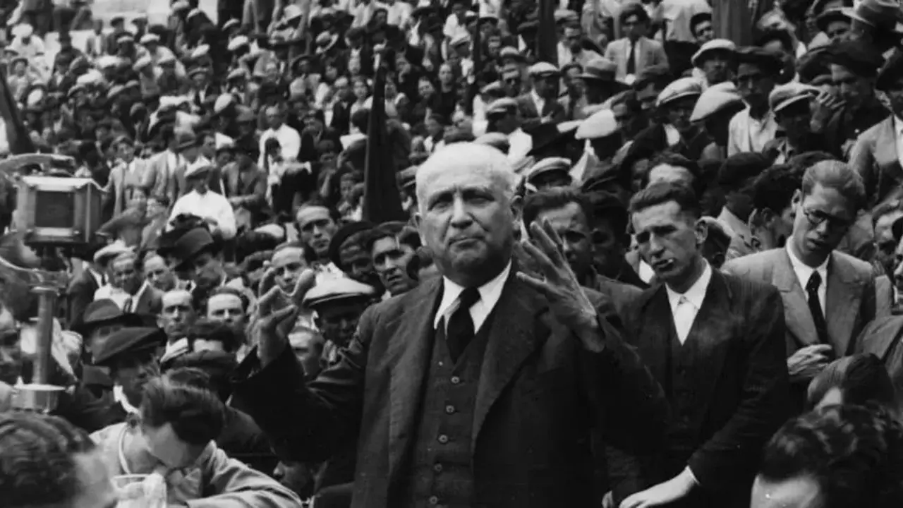 Francisco Largo Caballero durante un mitin en C&aacute;diz en los a&ntilde;os 30, en plena Segunda Rep&uacute;blica. Conocido como el &laquo;Lenin espa&ntilde;ol&raquo;, su figura fue clave en la radicalizaci&oacute;n del socialismo espa&ntilde;ol y en la pol&iacute;tica del Frente Popular, llegando a presidir el Gobierno republicano durante la Guerra Civil. / ABC