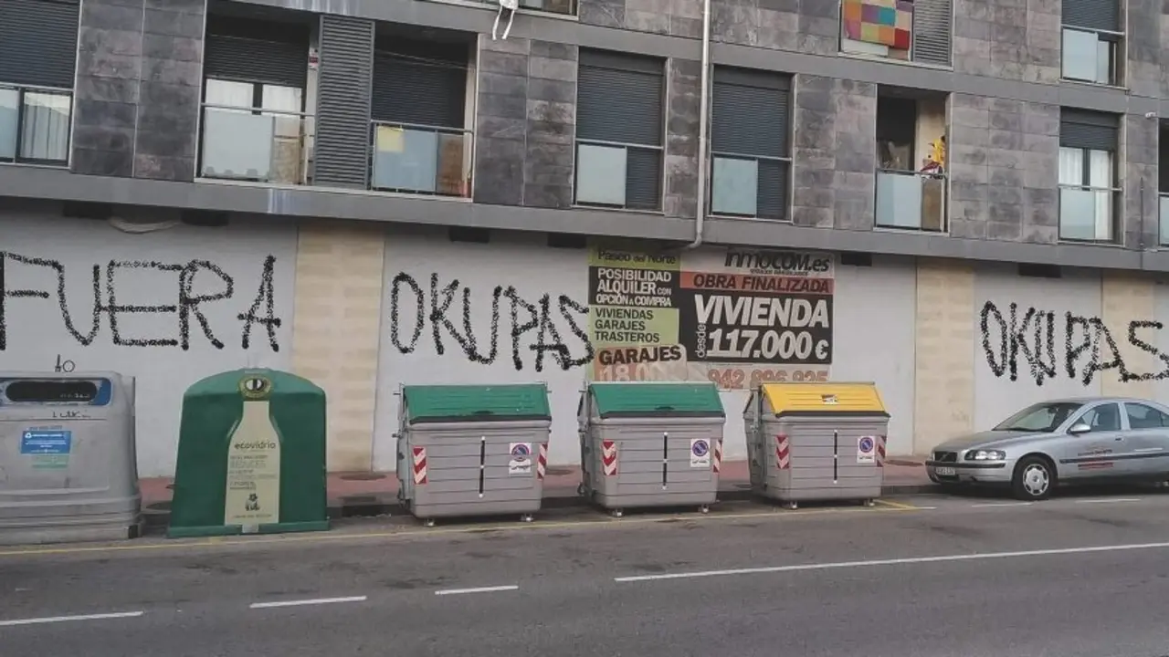Fachada de un edificio con okupas en Sierrapando, Torrelavega. / Alerta / Archivo