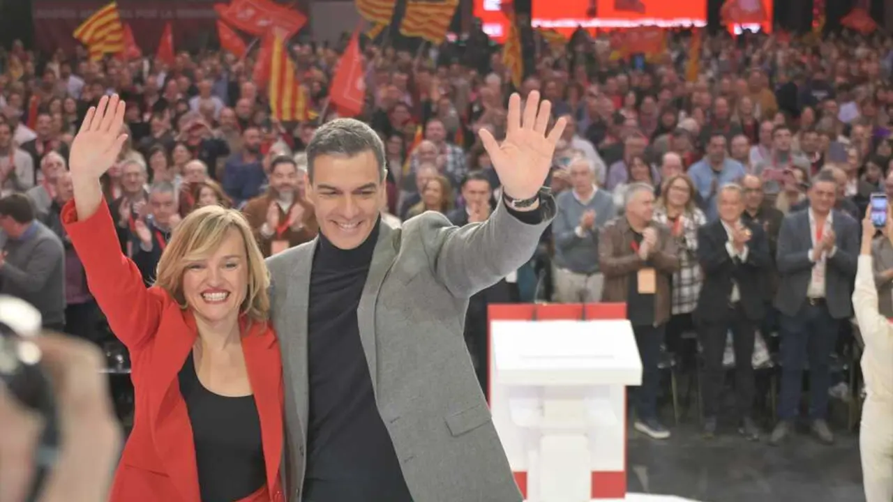 La portavoz del Gobierno, ministra de Educaci&oacute;n y l&iacute;der de los socialistas de Arag&oacute;n, y el presidente del Gobierno, Pedro S&aacute;nchez. / Marcos Cebri&aacute;n