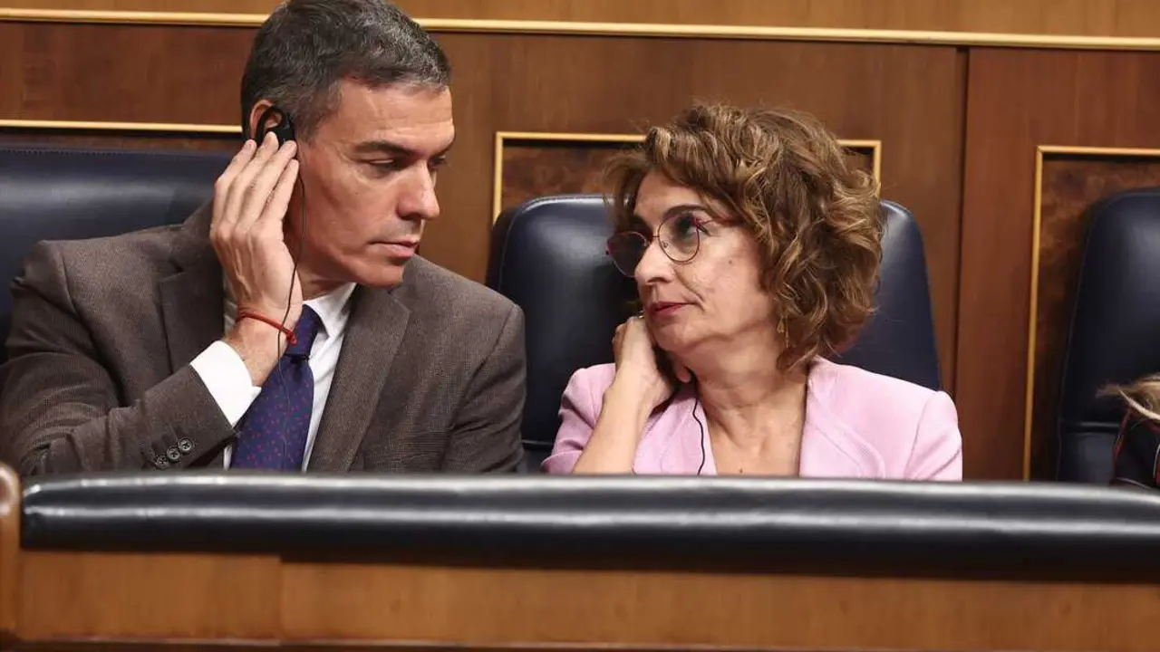 El presidente del Gobierno, Pedro S&aacute;nchez, y la vicepresidenta primera y ministra de Hacienda, Mar&iacute;a Jes&uacute;s Montero, durante una sesi&oacute;n de control al Gobierno. / Eduardo Parra