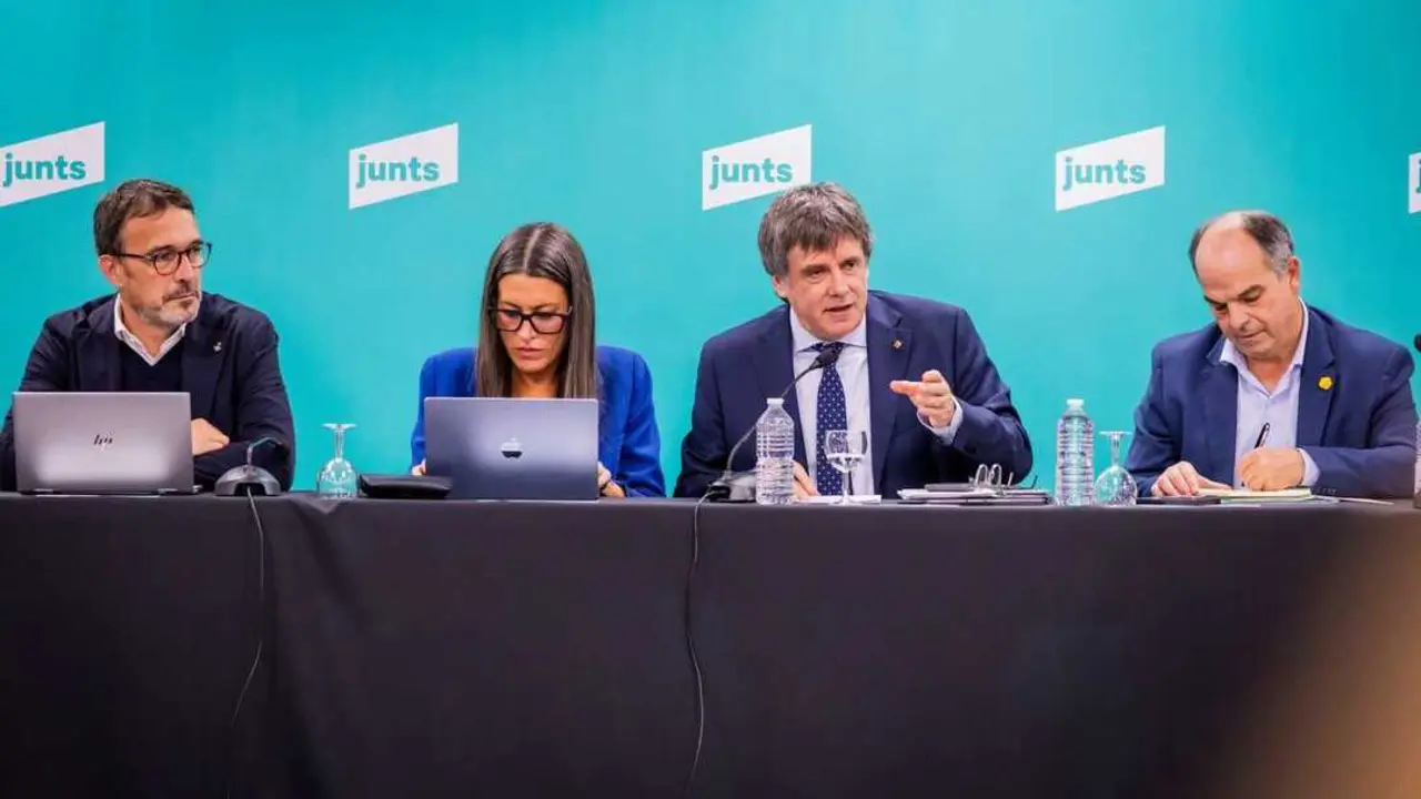 Carles Puigdemont preside la reuni&oacute;n de Junts. / Junts