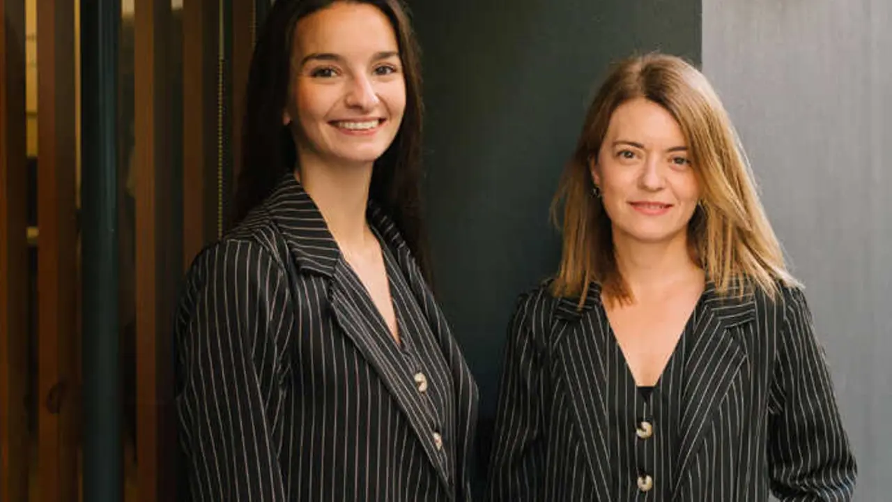 Las pianistas Elena Villaz&oacute;n y Naara Mart&iacute;nez, posan tras un un recital. / x