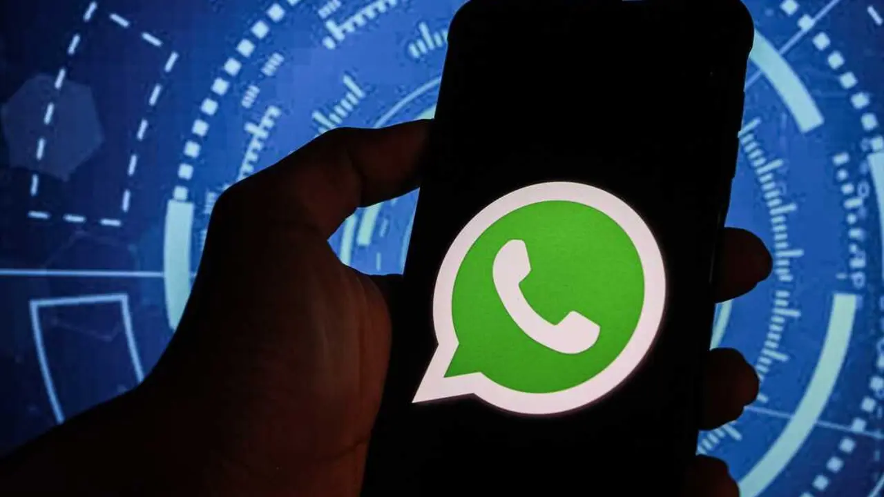 El logo de Whatsapp en la pantalla de un m&oacute;vil. / EP