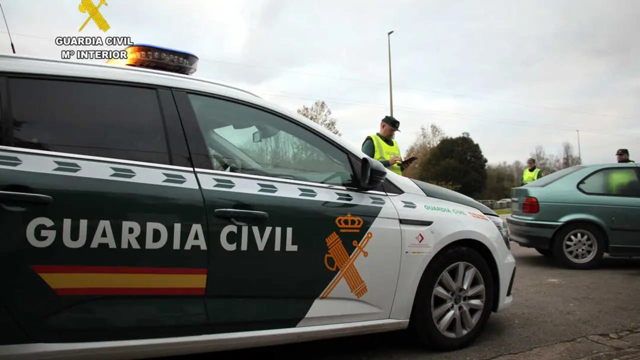 La Guardia Civil detiene a los presuntos autores del robo de tuber&iacute;as de cobre. / G.C