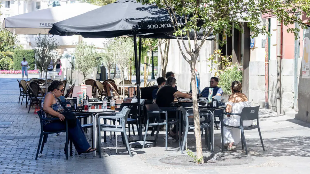 Varias personas en una terraza de un bar. / EP