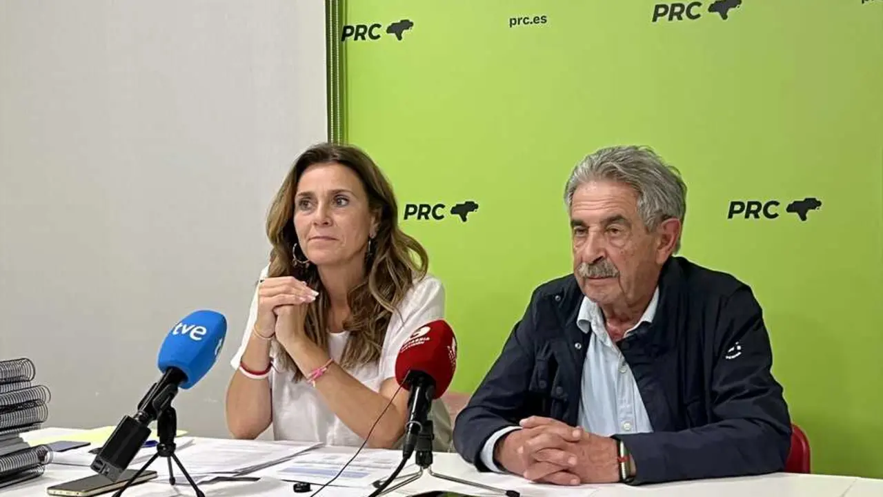 Miguel &Aacute;ngel Revilla y Paula Fern&aacute;ndez, durante su comparecencia de ayer tras el Comit&eacute; Ejecutivo del
PRC en Santander. / Alerta