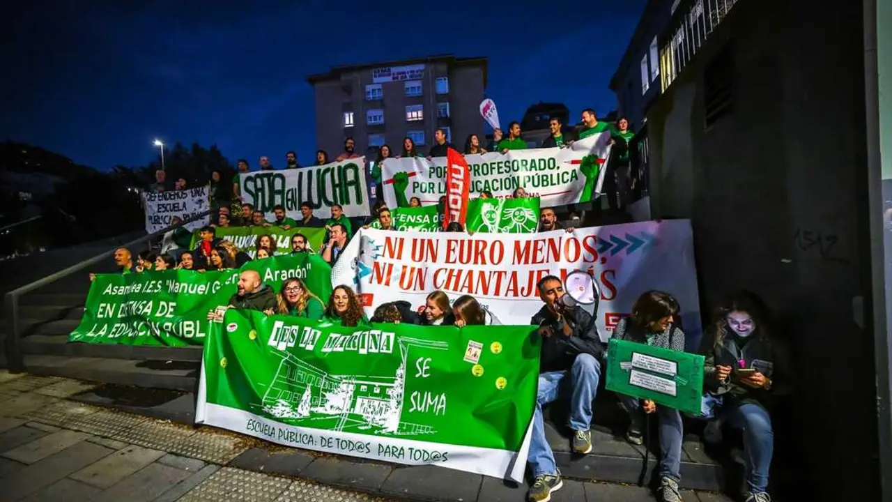 Un grupo de personas con pancartas, durante una manifestaci&oacute;n del profesorado c&aacute;ntabro por la adecuaci&oacute;n salarial. / Nacho Cubero / EP