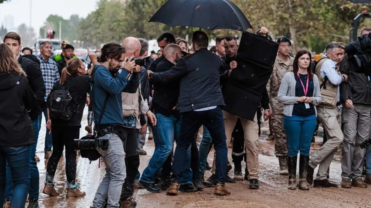El presidente del Gobierno, Pedro S&aacute;nchez, durante su visita a una zona afectada por la DANA. / Carlos Luj&aacute;n