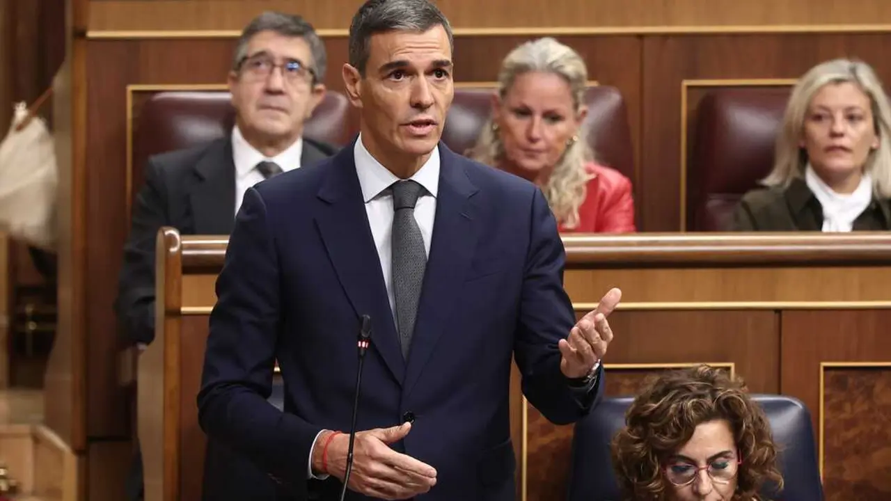 El presidente del Gobierno, Pedro S&aacute;nchez, y la vicepresidenta primera y ministra de Hacienda, Mar&iacute;a Jes&uacute;s Montero, durante una sesi&oacute;n de control, en el Congreso de los Diputados. / Eduardo Parra