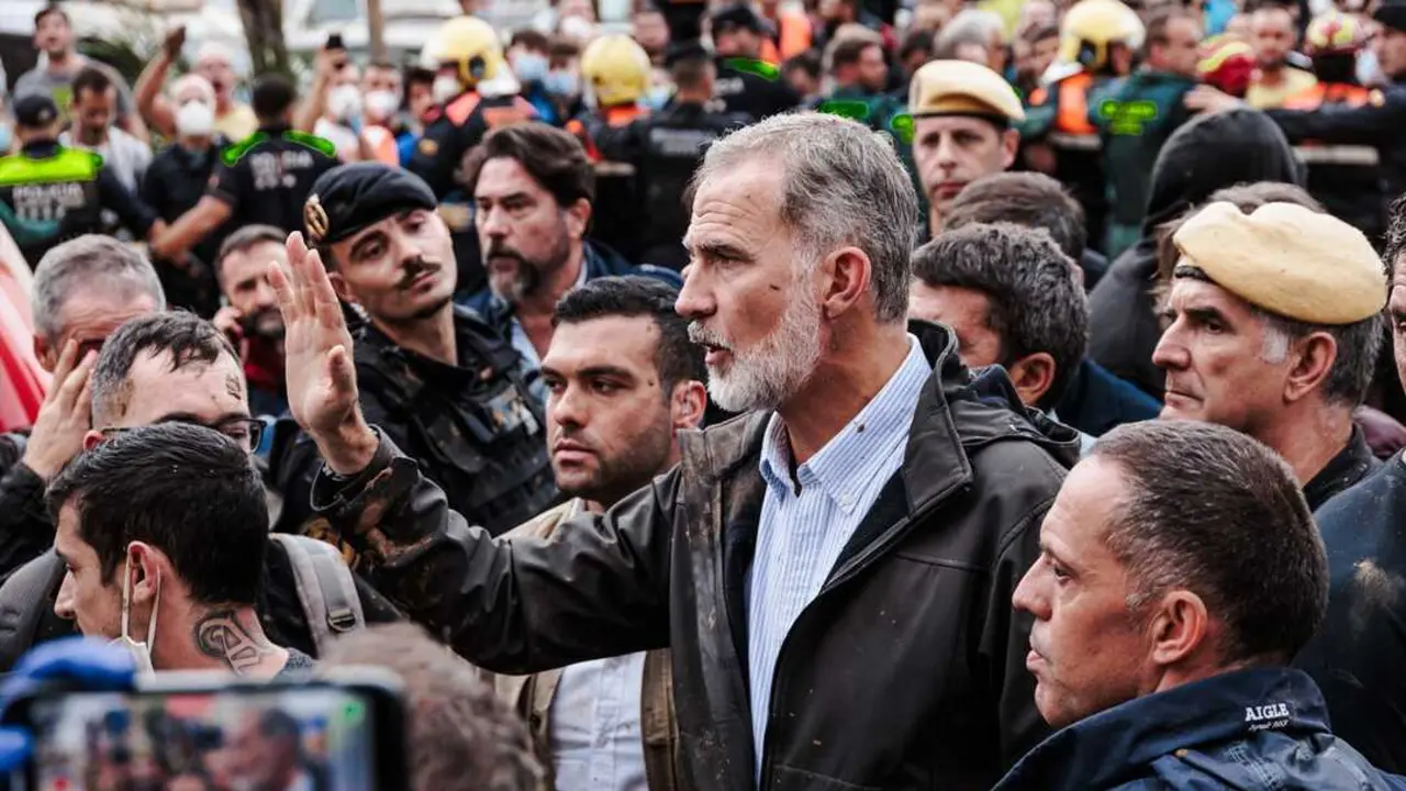 El Rey Felipe VI durante su visita a una zona afectada por la DANA. / Carlos Luj&aacute;n