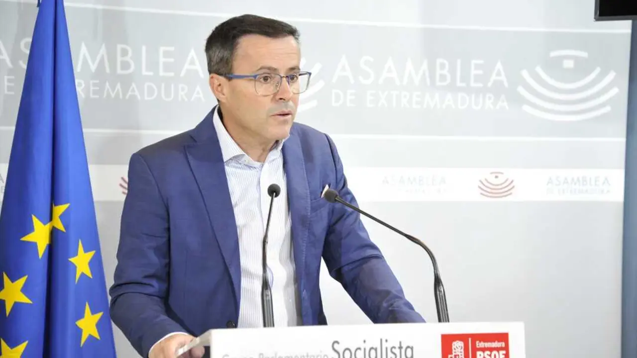 El presidente del Grupo Socialista en la Asamblea de Extremadura, Miguel &Aacute;ngel Gallardo, en rueda de prensa. / EP