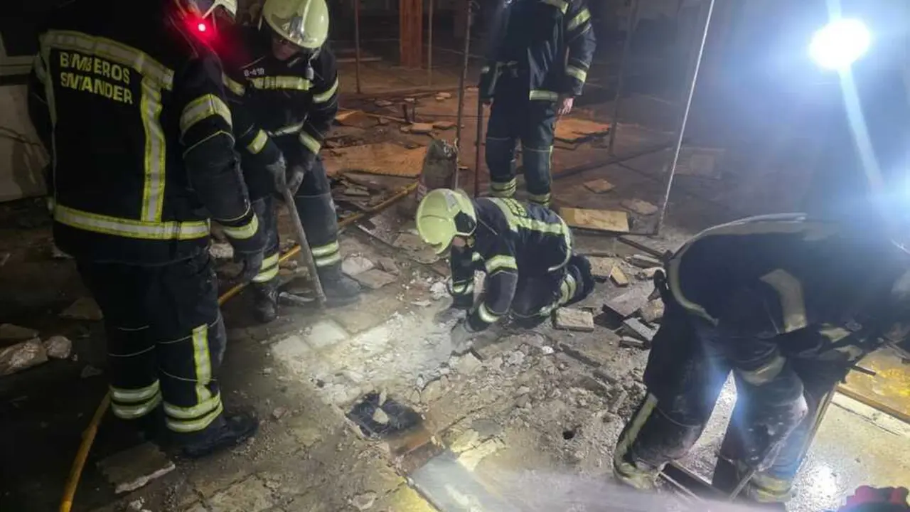 Bomberos de Santander sofocan un incendio en la calle Hern&aacute;n Cort&eacute;s. / Bomberos Santander