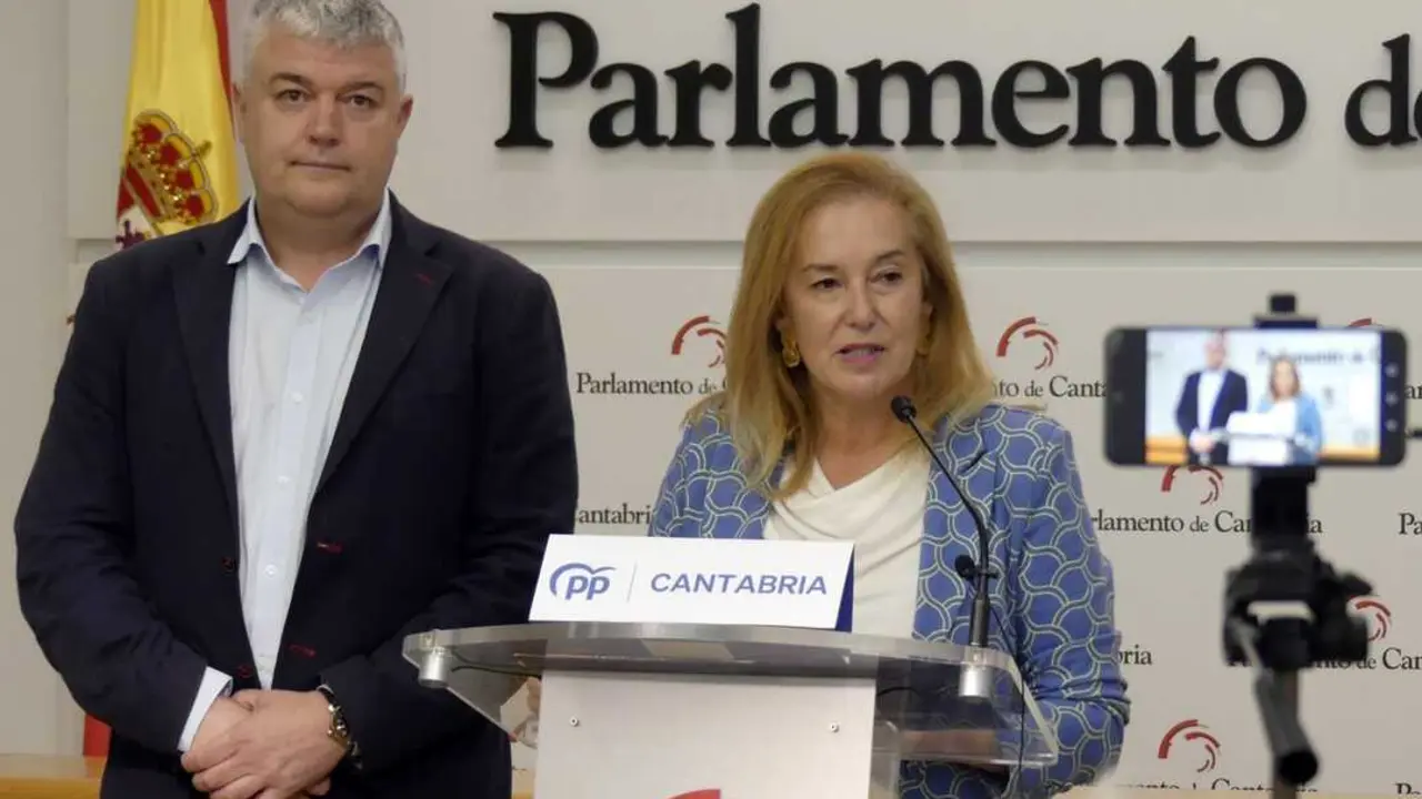 La secretaria del PP, Mar&iacute;a Jos&eacute; Gonz&aacute;lez Revuelta, y el consejero de Econom&iacute;a, Luis &Aacute;ngel Ag&uuml;eros. / S.H.