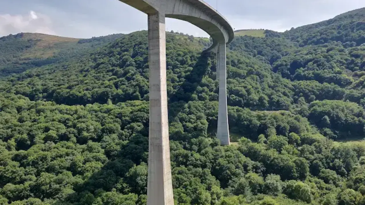 El viaducto de Montabliz es una maravilla de la ingenier&iacute;a que combina v&eacute;rtigo, belleza y naturaleza. / A.E