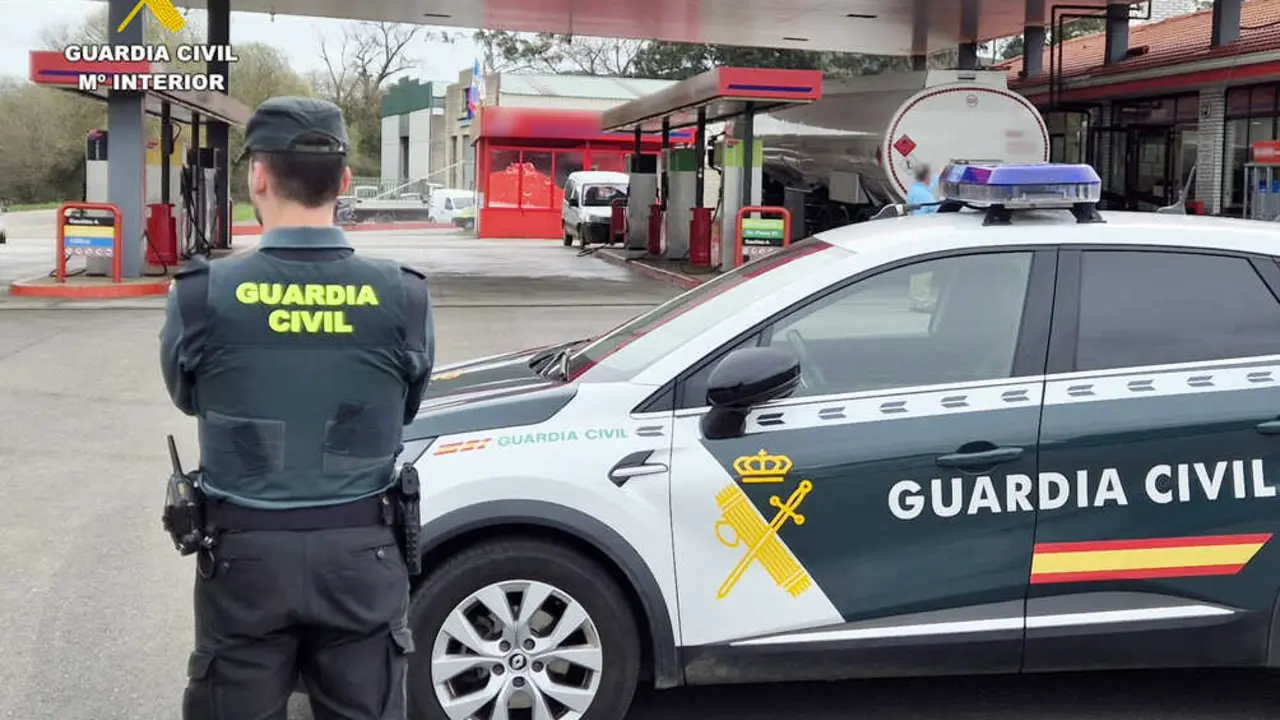 La Guardia Civil, vigila en una gasolinera. / G.C.