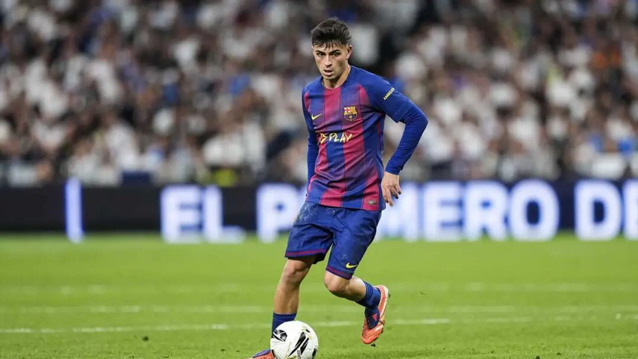 Pedri controla un bal&oacute;n en el partido disputado ante el Real Madrid. / EP