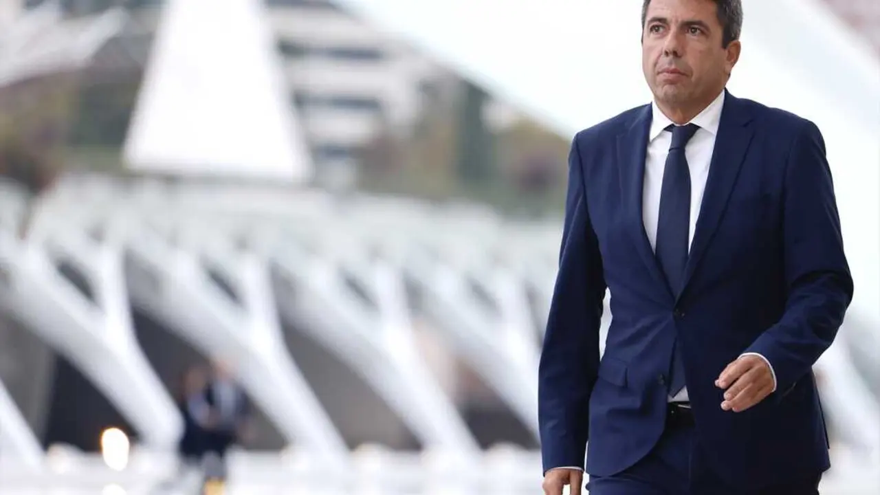 El presidente de la Generalitat valenciana, Carlos Maz&oacute;n, a su llegada al homenaje a las v&iacute;ctimas de la dana. / Rober Solsona